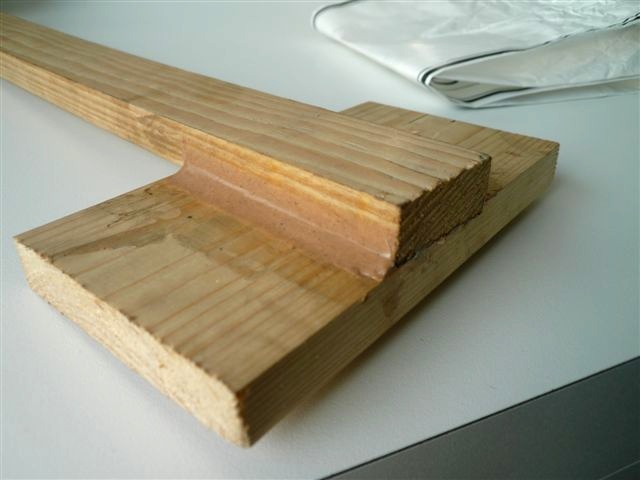 Patrick avait du reculer le d&eacute;marrage de son projet de construction d'un PassageMaker car son d&eacute;part en retraite avait &eacute;t&eacute; report&eacute; (non, Patrick est belge, rien &agrave; voir !) Du coup, il avait des doutes sur la tenue de l'&eacute;poxy, dont la date de p&eacute;remption &eacute;tait un peu d&eacute;pass&eacute;e, et il a fait ce collage test. Quand il a tent&eacute; de le casser, il a arrach&eacute; le bois, mais l'&eacute;poxy n'a pas boug&eacute;. Moralit&eacute; : ne jetons pas la vieille &eacute;poxy... 